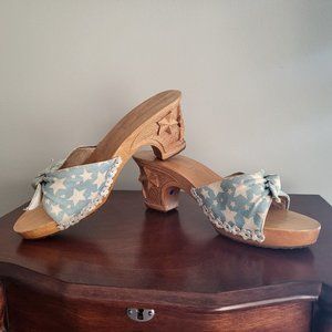 Betsey Johnson Blue Star wood Platform Sandals